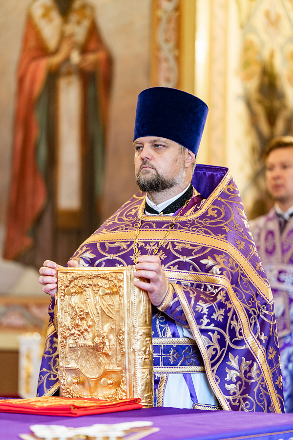 Божественная литургия в праздник Воздвижения Креста Господня в Троицком кафедральном соборе Подольска